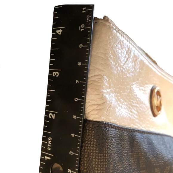 Michael Kors leather make up bag or wristlet W/strap has pockets for cards - Picture 8 of 14